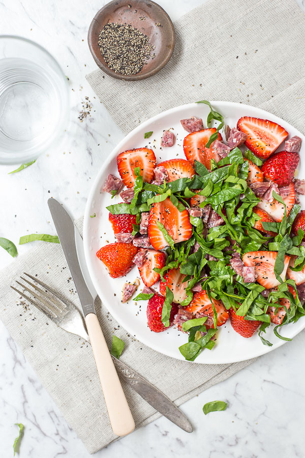 simple-strawberry-salami-salad-with-spinach-5