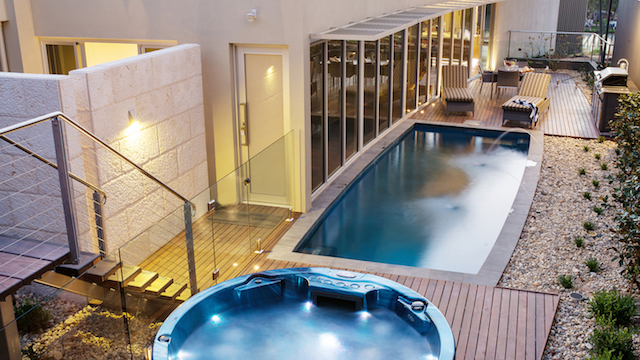 36. Heated pool and hydrotherapy spa Montage