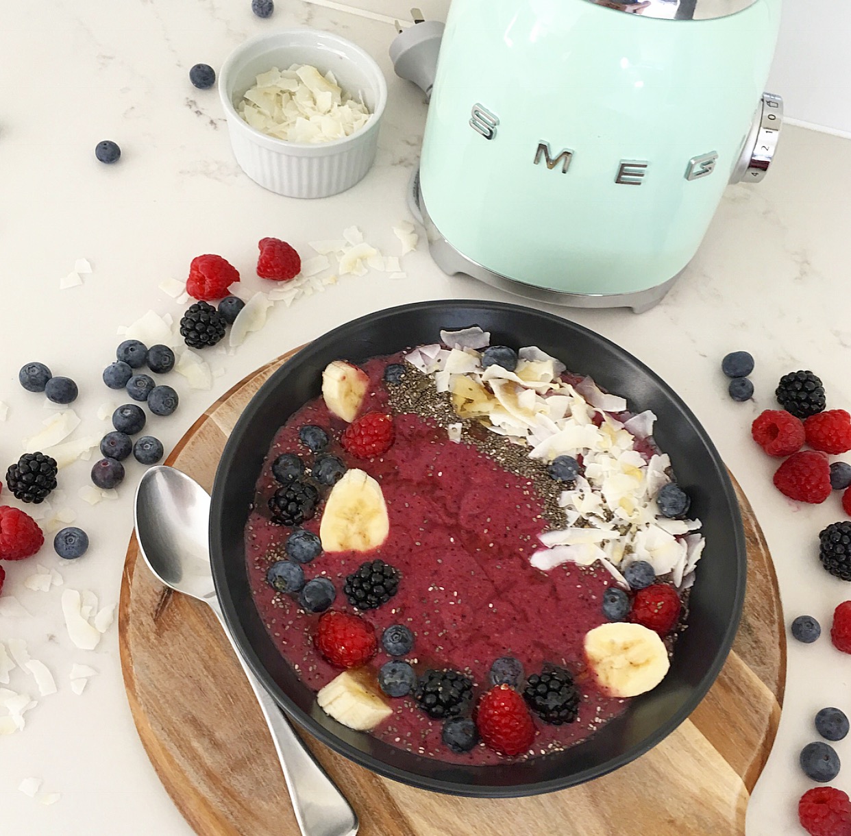 FRUITY SMOOTHIE BOWL BY OUR GIRL LAURA!