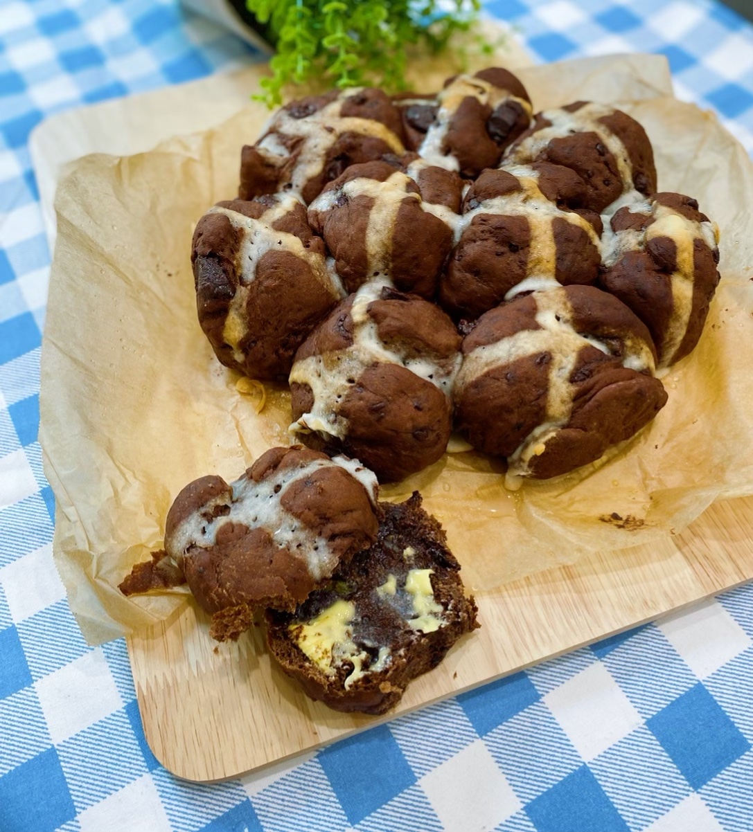 Recipe :: Dark Chocolate Chunk Hot Cross Buns